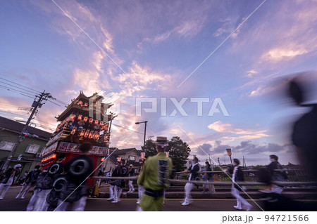 豪華で大きな山車が動く燈籠山祭り 94721566