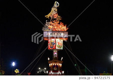 豪華で大きな山車が動く燈籠山祭り 豪華で大きな山車が動く燈籠山祭り 94721575