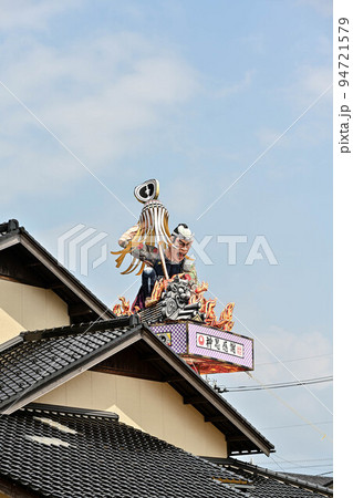 豪華で大きな山車が動く燈籠山祭り 94721579
