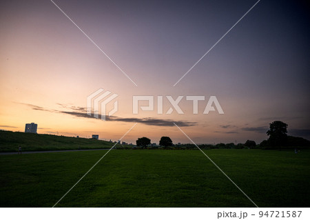 夕焼け　河川敷 94721587