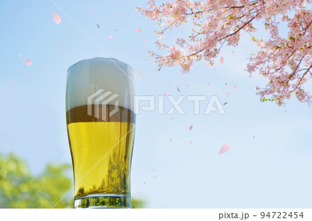 ビールと桜 屋外 ビールと桜 屋外 94722454