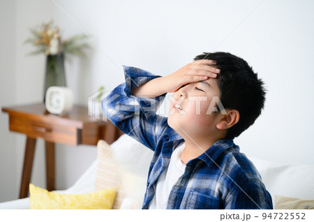 具合が悪そうな子供 94722552