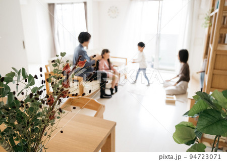 マイホーム・リビングで遊ぶ家族イメージ 94723071