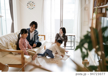 マイホーム・リビングで遊ぶ家族イメージ マイホーム・リビングで遊ぶ家族イメージ 94723077