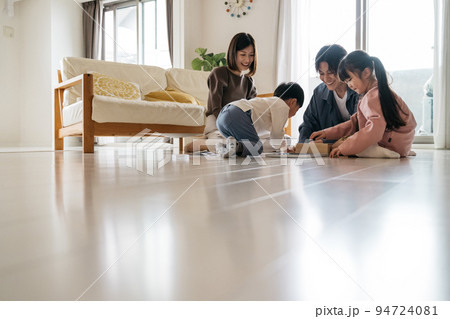 マイホーム・リビングで遊ぶ家族イメージ 94724081