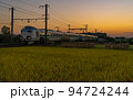 夕暮れの田園を走るパンダくろしお号　和歌山県和歌山市 94724244