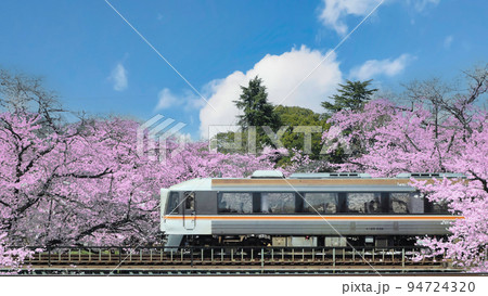 桜（さくら）と鉄道電車と青空（サクラのお花見シーズン・春の満開の自然風景） 94724320