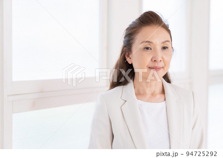 シニア女性　ビジネス 94725292
