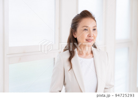 シニア女性　ビジネス 94725293