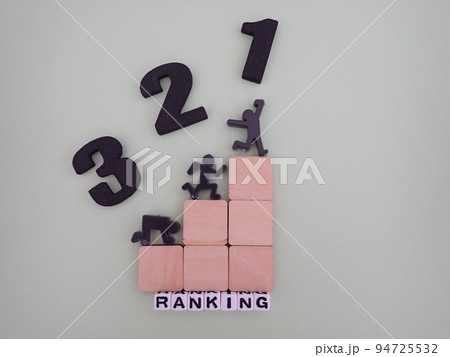 ランキングの単語と123の数字、上を目指すミニチュアの人影 94725532