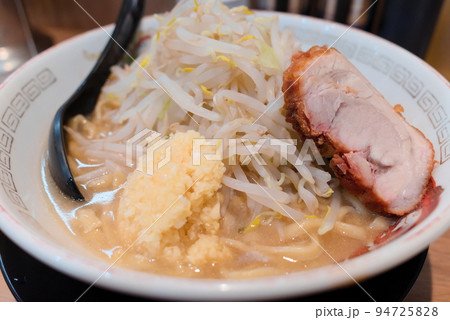 にんにくたっぷりのもやし山盛り二郎系ラーメン にんにくたっぷりのもやし山盛り二郎系ラーメン 94725828