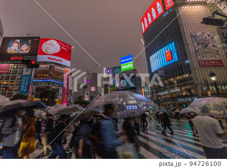 日本の東京都市景観 台風の影響で暗雲が広がり、突然、空が赤く染まった渋谷＝9月24日、17時半過ぎ 94726100