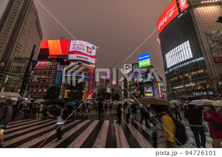 日本の東京都市景観 台風の影響で暗雲が広がり、突然、空が赤く染まった渋谷＝9月24日、17時半過ぎ 94726101