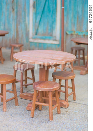 カフェの屋外に設置された丸テーブルと丸椅子 94726634