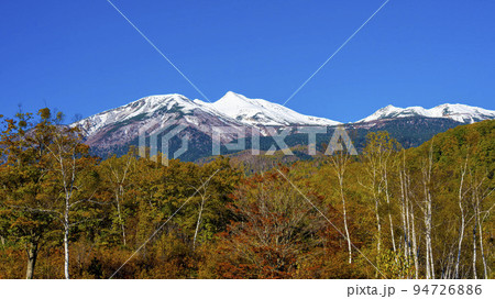 雪化粧した乗鞍岳と紅葉 94726886