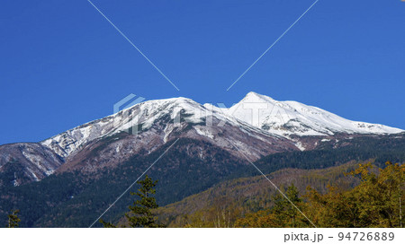 雪化粧した乗鞍岳と紅葉 94726889