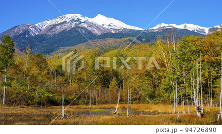雪化粧した乗鞍岳と紅葉 雪化粧した乗鞍岳と紅葉 94726890