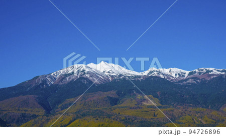 雪化粧した乗鞍岳と紅葉 雪化粧した乗鞍岳と紅葉 94726896