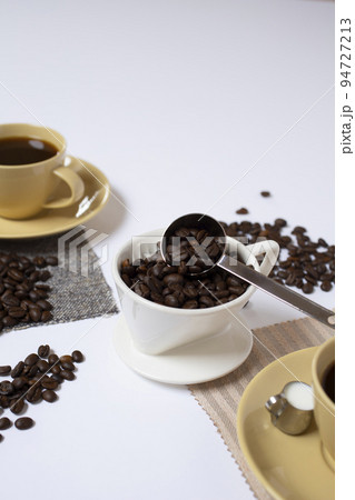 コーヒー豆とペアのコーヒーカップ【白背景】 94727213