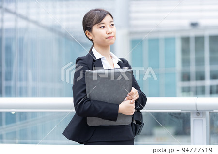 スーツ姿の若い女性 94727519