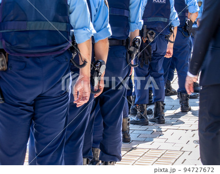 警備にあたる警察官 94727672