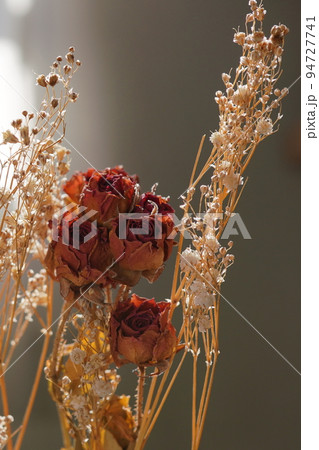 窓辺に飾られたドライフラワーの花束 94727741