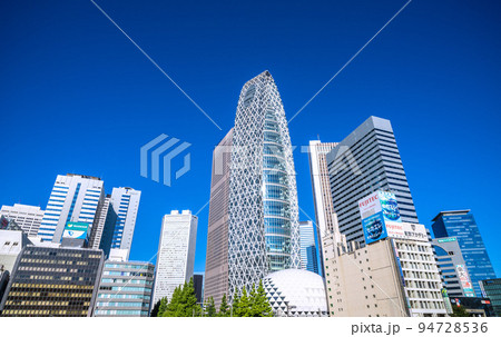 日本の東京都市景観　新宿駅前の超高層ビル群などを望む 94728536
