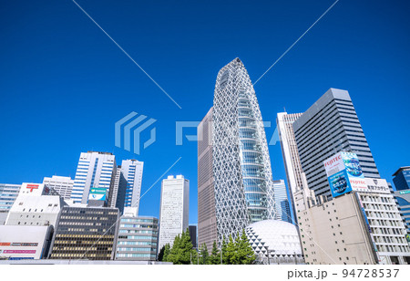 日本の東京都市景観 新宿駅前の超高層ビル群などを望む 日本の東京都市景観 新宿駅前の超高層ビル群などを望む 94728537