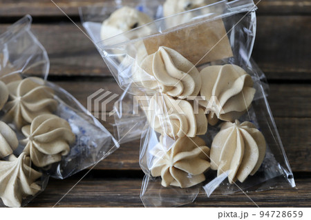 小分け袋に入れた絞り出しメレンゲクッキー　プチギフト 94728659