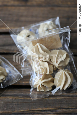 小分け袋に入れた絞り出しメレンゲクッキー プチギフト 小分け袋に入れた絞り出しメレンゲクッキー プチギフト 94728662