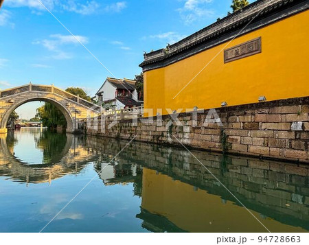 運河沿いのお寺の黄色い壁と橋 運河沿いのお寺の黄色い壁と橋 94728663