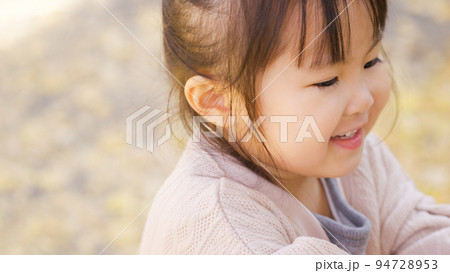 イチョウ並木を観光する子供(育児・子育て) イチョウ並木を観光する子供(育児・子育て) 94728953