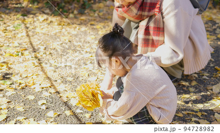 イチョウ並木を観光する家族（育児・子育て） 94728982