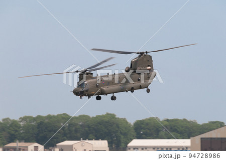 イギリス空軍チヌークHC2低空飛行 イギリス空軍チヌークHC2低空飛行 94728986