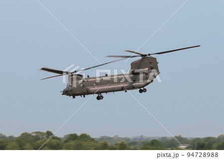 イギリス空軍チヌークHC2低空飛行 イギリス空軍チヌークHC2低空飛行 94728988