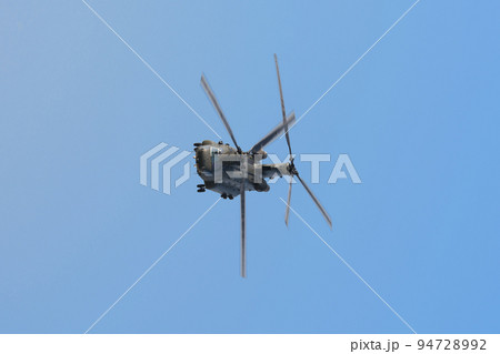 イギリス空軍チヌークHC2急旋回 94728992