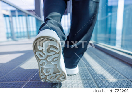 【愛知県】ミッドランドスクエア　スカイプロムナード展望遊歩道を歩く女性の脚元 94729006