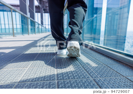 【愛知県】ミッドランドスクエア　スカイプロムナード展望遊歩道を歩く女性の脚元 94729007