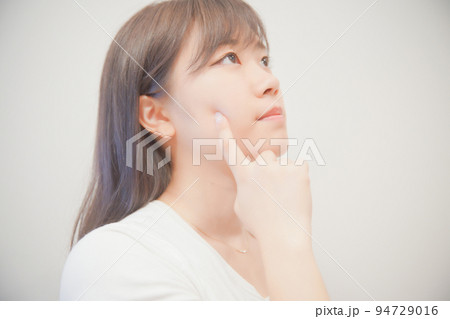 肌を気にする女性 肌を気にする女性 94729016