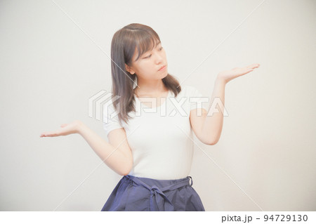 2択で迷う女性 94729130
