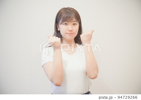 お祈りをする若い女性 お祈りをする若い女性 94729266