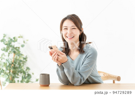 女性　スマートフォン 94729289