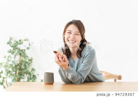 女性　スマートフォン 94729307