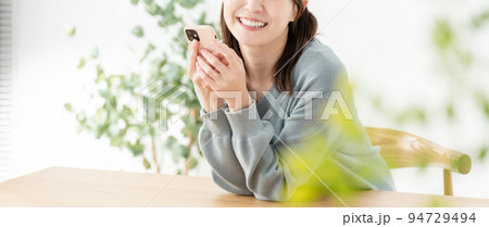 スマートフォン　女性 94729494
