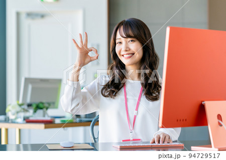 オフィスの若いエンジニア オフィスの若いエンジニア 94729517