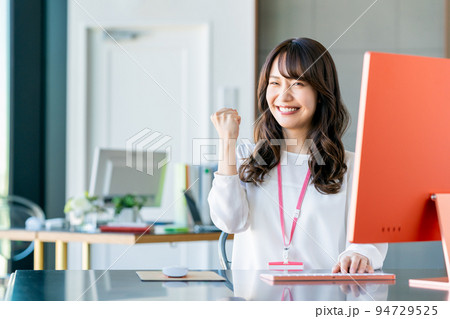 オフィスの若いエンジニア 94729525