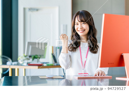 オフィスの若いエンジニア 94729527