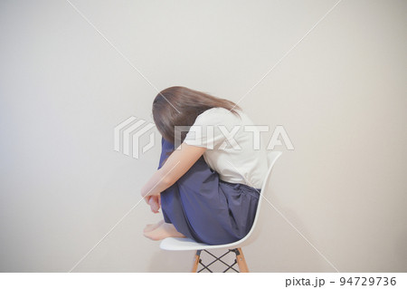 悩む若い女性 悩む若い女性 94729736