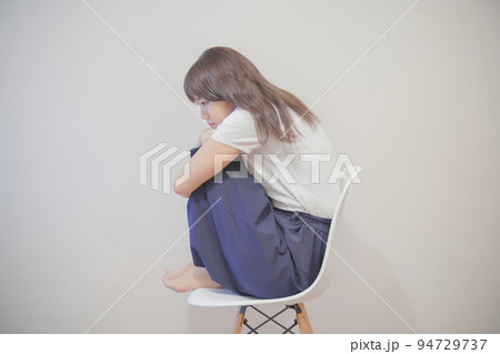 悩む若い女性 悩む若い女性 94729737