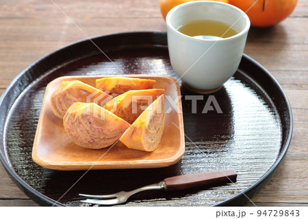 カットされた柿とお茶 早生柿 カットされた柿とお茶 早生柿 94729843